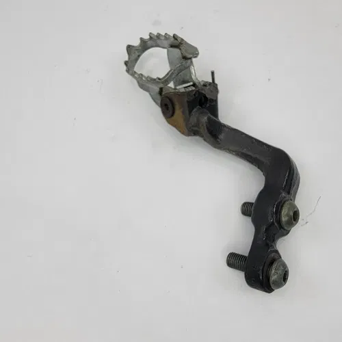 2005 1999-2006 YAMAHA TTR 250 TTR250 Foot Peg Right Foot Peg And Bracket OEM