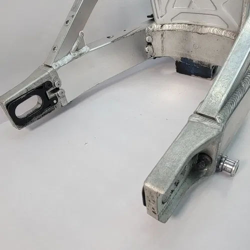 1997 96-99 Suzuki GSXR 750 Rear Swingarm Back Suspension Swing Arm 61000-33E10