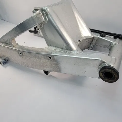 1997 96-99 Suzuki GSXR 750 Rear Swingarm Back Suspension Swing Arm 61000-33E10