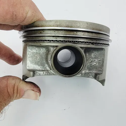 2001 99-02 Suzuki SV650 SV 650 Rear Cylinder And Piston 81mm 11220-20F20-0F0