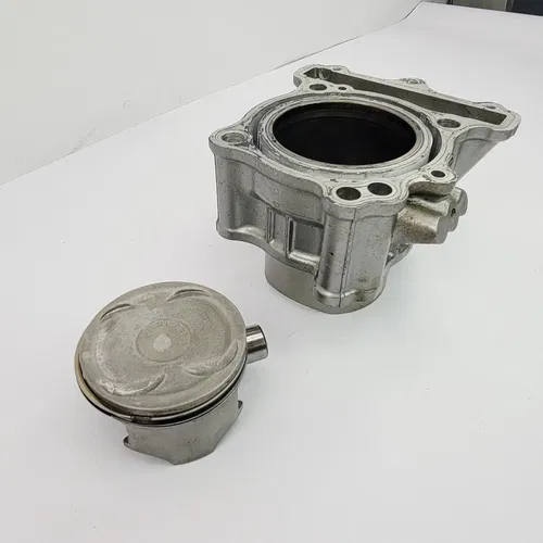 2001 99-02 Suzuki SV650 SV 650 Rear Cylinder And Piston 81mm 11220-20F20-0F0