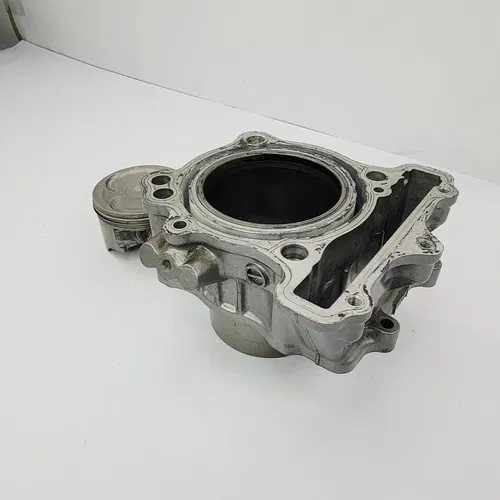 2001 99-02 Suzuki SV650 SV 650 Rear Cylinder And Piston 81mm 11220-20F20-0F0