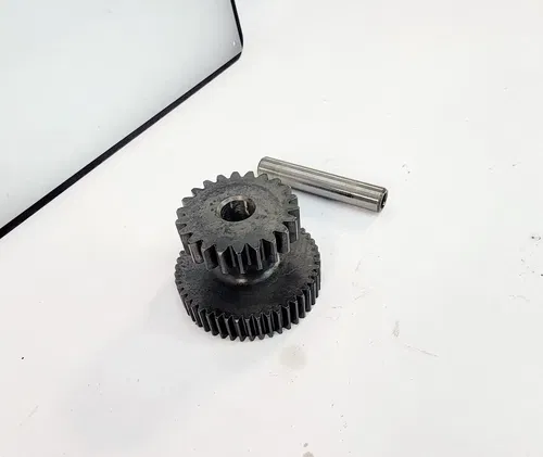 1992 1990-1999 Suzuki DR 250 DR 350 Starter Idler Gear And Pin 12611-15D01 OEM