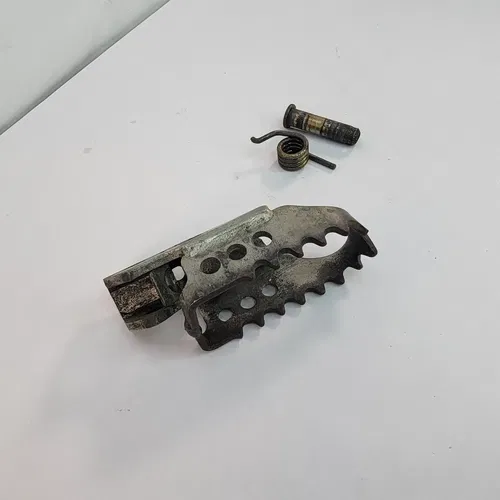 2005 1999-2006 YAMAHA TTR 250 TTR250 Foot Peg Left Side Foot Peg Pin Spring OEM