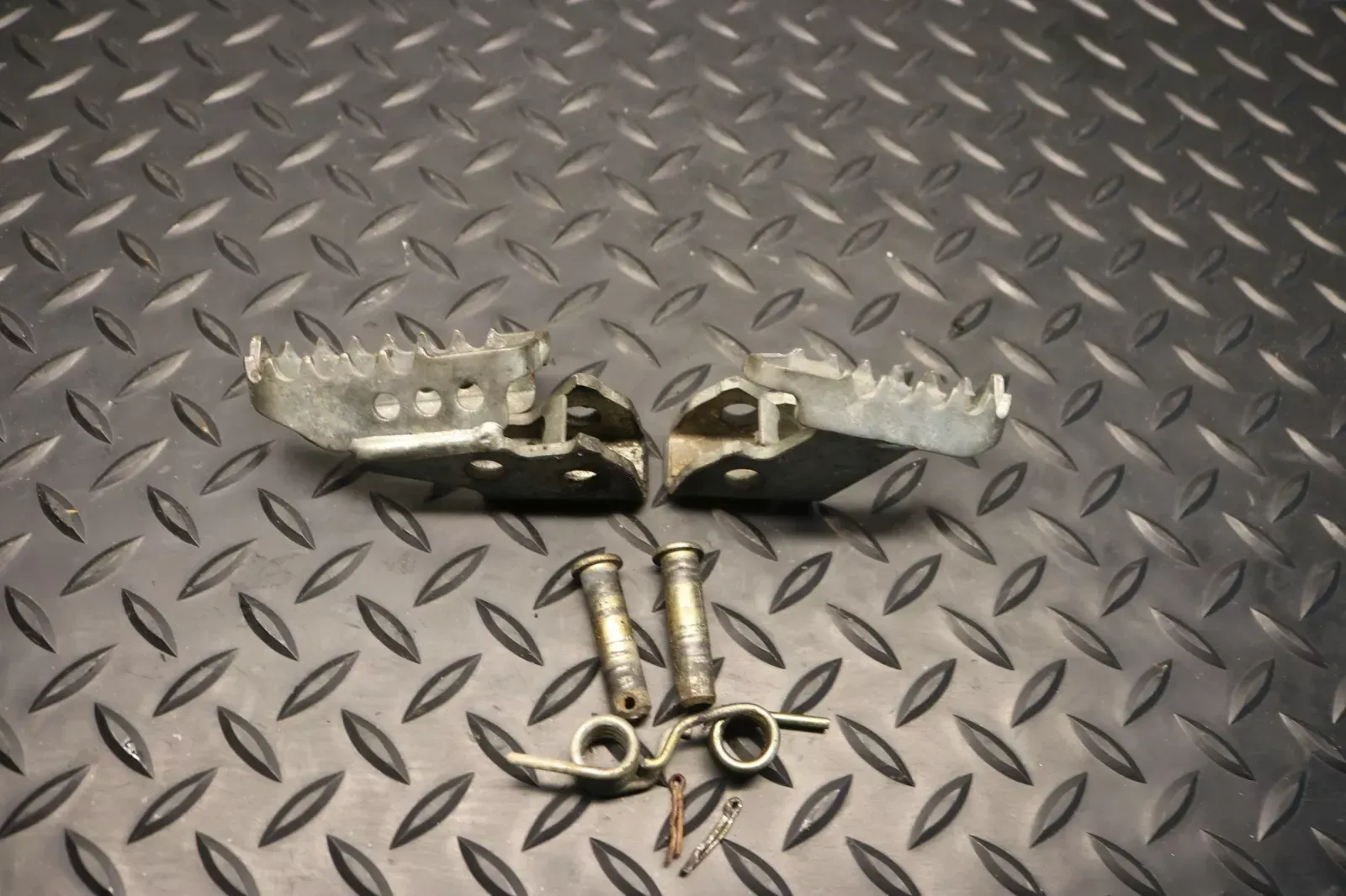 2005 Yamaha TTR125 Footpegs Pegs Step Springs Pins OEM TTR125 2000-2007