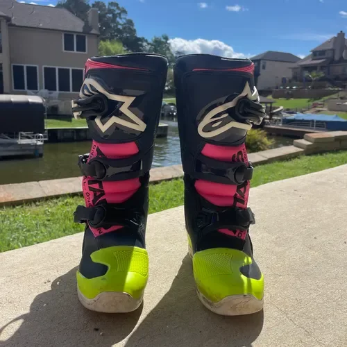 Youth Tech 3s Alpinestar Boots
Size 2‼️‼️