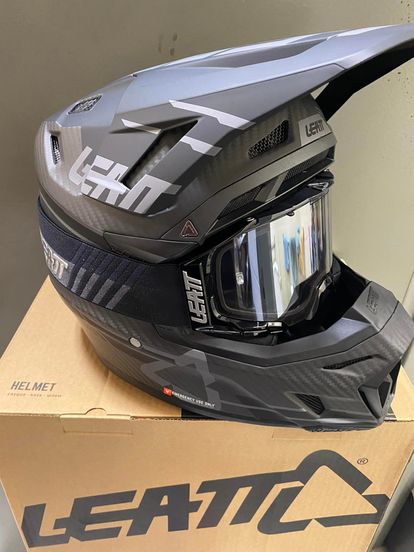 Leatt 9.5 Carbon Helmet with FREE 6.5 Iris goggle