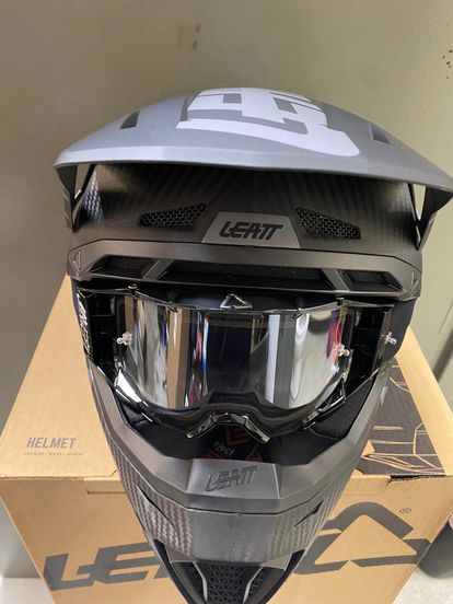 Leatt 9.5 Carbon Helmet with FREE 6.5 Iris goggle