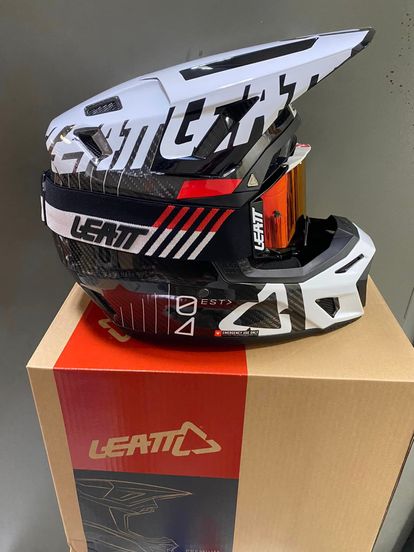 Leatt 9.5 Carbon Helmet with FREE 6.5 Iris goggle