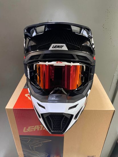 Leatt 9.5 Carbon Helmet with FREE 6.5 Iris goggle