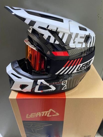 Leatt 9.5 Carbon Helmet with FREE 6.5 Iris goggle