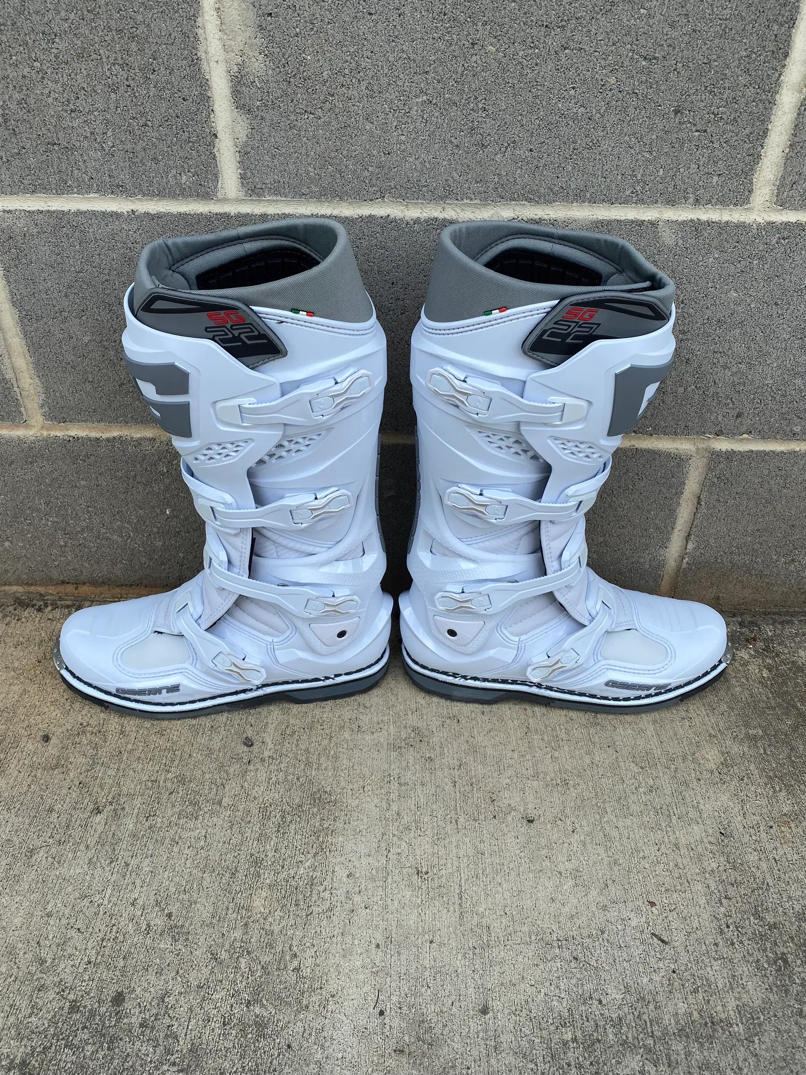 DEMO SG-22 White Sz 10.5
