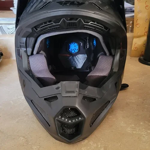 Formula Carbon Solid Helmet (2023)