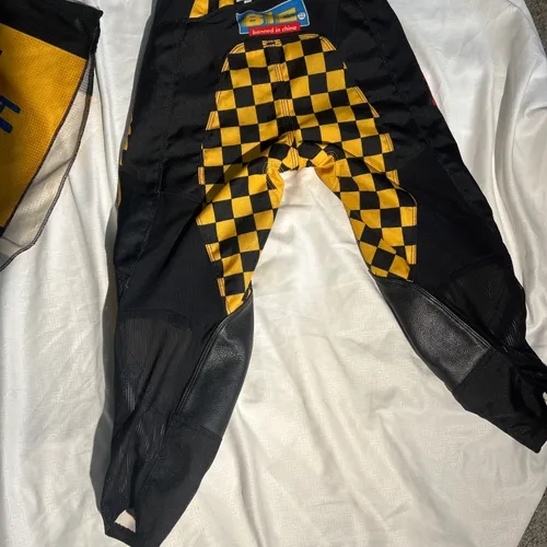 Youth Fox Racing Apparel - Size M