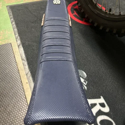 16-18 Husqvarna Complete Seat with Guts Ribbed Cover