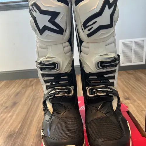 Alpinstar Tech 10's. Size 10