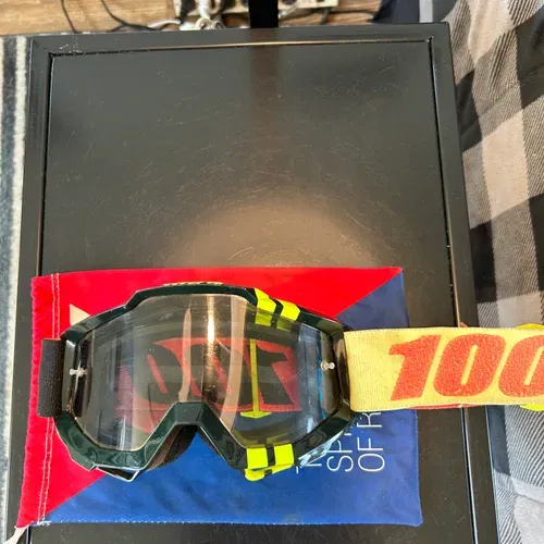 100 Goggles 
