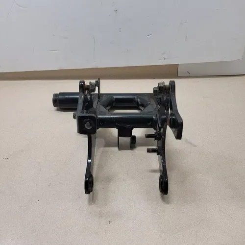 Artic Cat DVX 90 02-05 Y-12 Swingarm swing arm ATV 3301-581 y-6 50 04-05