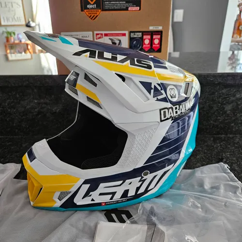Leatt 7.5 Helmet Worn Twice Like New display picture 3
