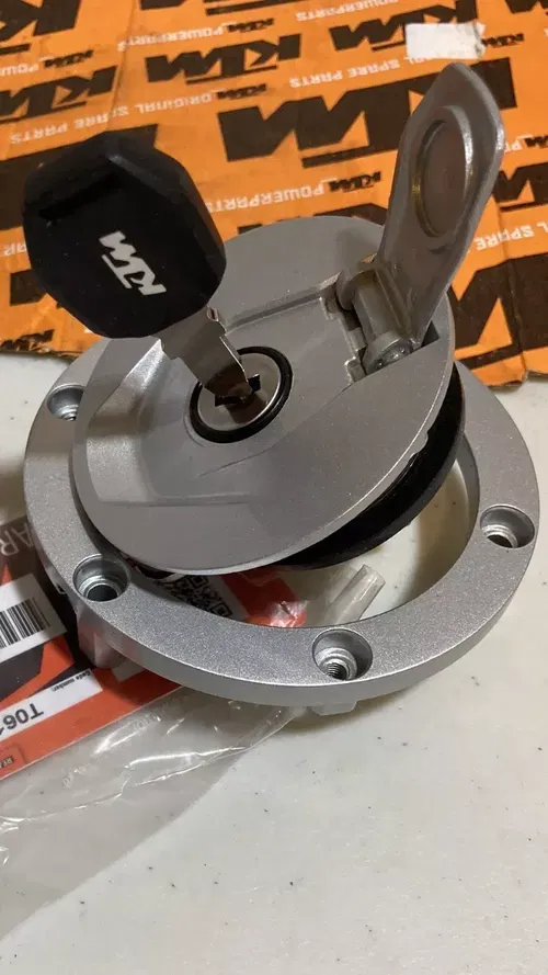 2020-2022 KTM 790 890 ADVENTURE GAS CAP LOCK AND KEY