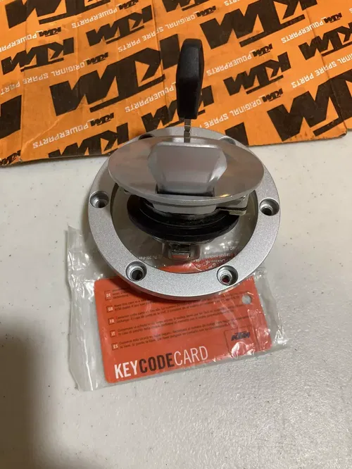 2020-2022 KTM 790 890 ADVENTURE GAS CAP LOCK AND KEY