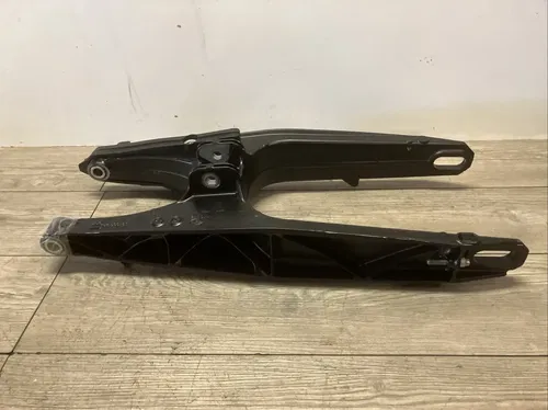 KTM 690 DUKE SWING ARM 75004030100 LIKE NEW SWINGARM