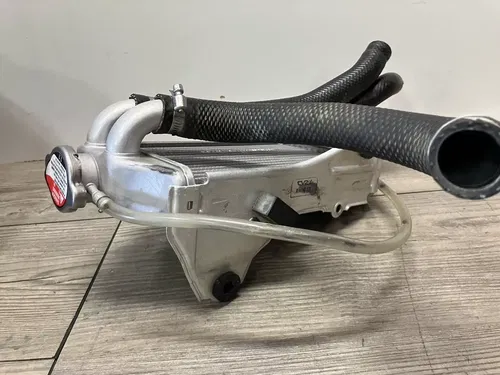2017-2020 CRF 450 R OEM RADIATOR FILL SIDE R LIKE NEW