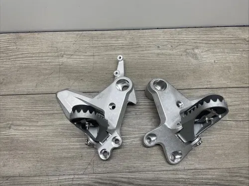 19 20 KTM ADVENTURE 790 LEFT & RIGHT FRONT DRIVER PEG &PEG MOUNT BRACKET NEW