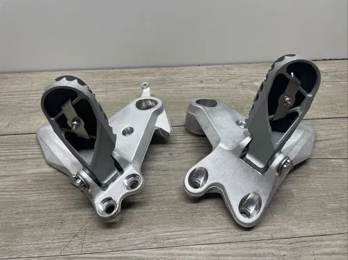 19 20 KTM ADVENTURE 790 LEFT & RIGHT FRONT DRIVER PEG &PEG MOUNT BRACKET NEW