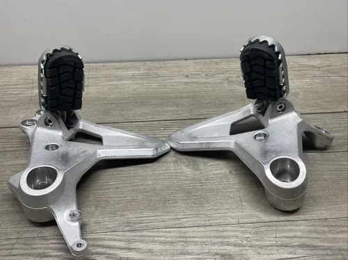 19 20 KTM ADVENTURE 790 LEFT & RIGHT FRONT DRIVER PEG &PEG MOUNT BRACKET NEW