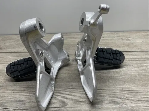 19 20 KTM ADVENTURE 790 LEFT & RIGHT FRONT DRIVER PEG &PEG MOUNT BRACKET NEW
