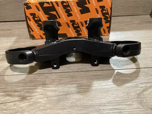 KTM 1290 SUPER DUKE GT TOP TRIPLE CLAMP 61401034029
