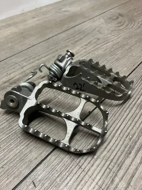 2022 YAMAHA YZ 450 STOCK PEGS