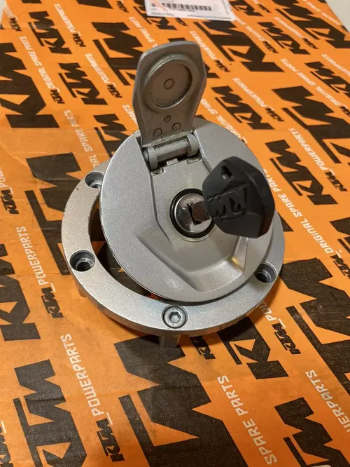 KTM 390 ADVENTURE GAS CAP LOCK AND KEY