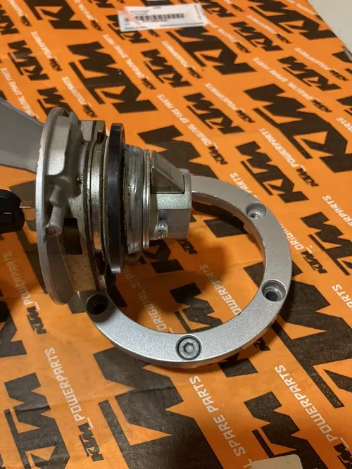 KTM 390 ADVENTURE GAS CAP LOCK AND KEY