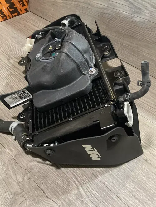 2018 KTM DUKE 390 RADIATOR , FAN