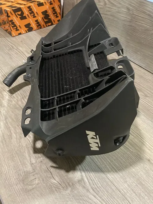 2018 KTM DUKE 390 RADIATOR , FAN