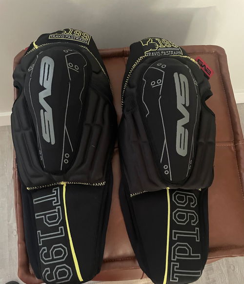 EVS TP199 Knee Guards