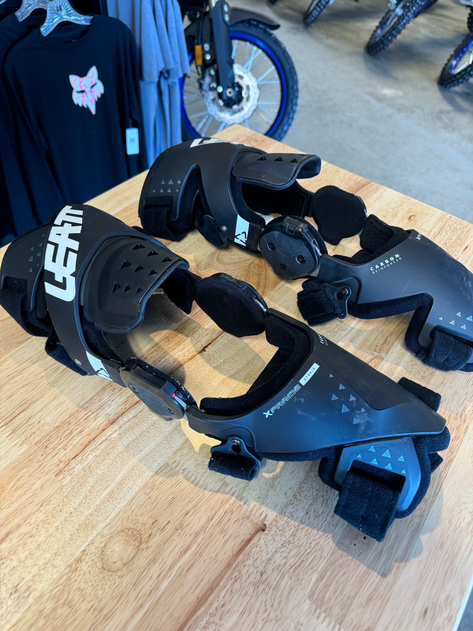 LEATT X-Frame Hybrid Knee Braces LARGE (FREE SHIPPING) LEATT X-Frame Hybrid Knee Braces LARGE (FREE SHIPPING)