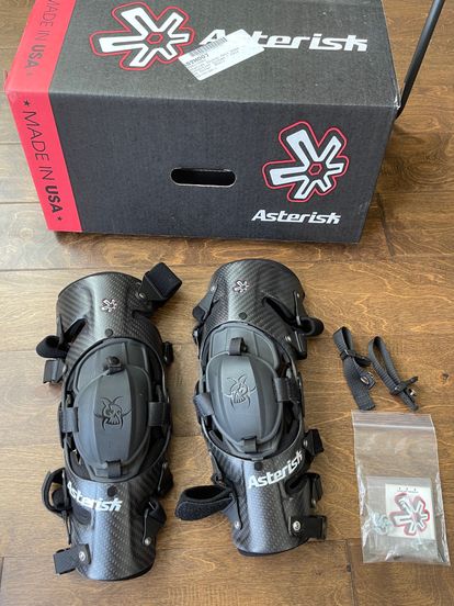 Asterisk Carbon Cell 1 Knee Braces - Pair (Small)