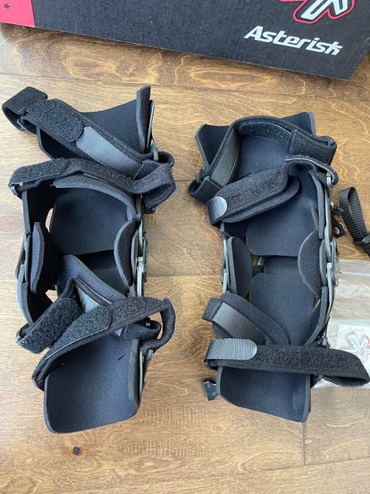 Asterisk Carbon Cell 1 Knee Braces - Pair (Small)