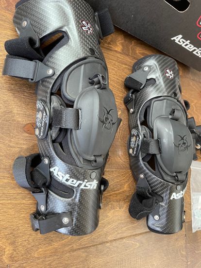 Asterisk Carbon Cell 1 Knee Braces - Pair (Small)