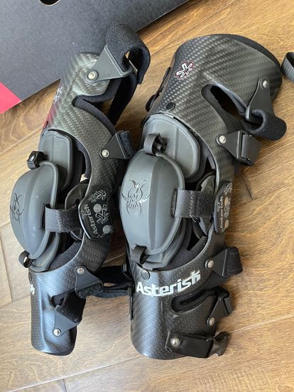 Asterisk Carbon Cell 1 Knee Braces - Pair (Small)