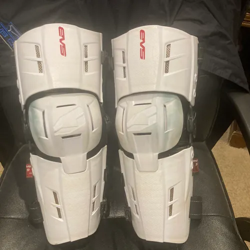 EVS RS9 Knee Braces - Size L