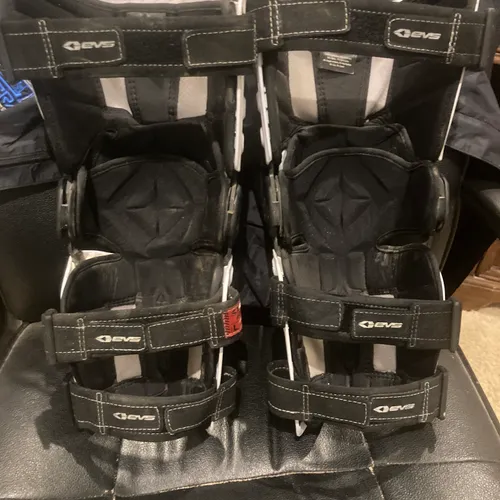 EVS RS9 Knee Braces - Size L