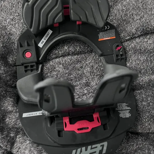 Leatt 5.5 Neck Brace - Size Sm/md