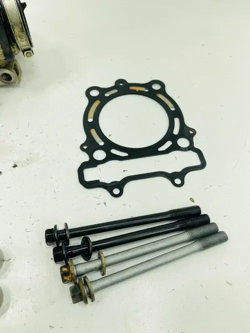 10-18 2011 RMZ250 RMZ 250 OEM Cylinder Head Engine Top End Valves Valve Assembly