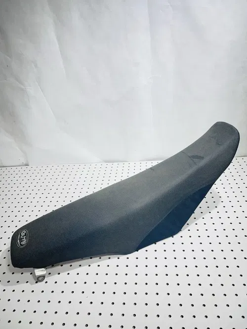 Honda CRF450X - Seat Saddle Raised SMALL CRACK STILL WORKS - 2005 CRF 450
