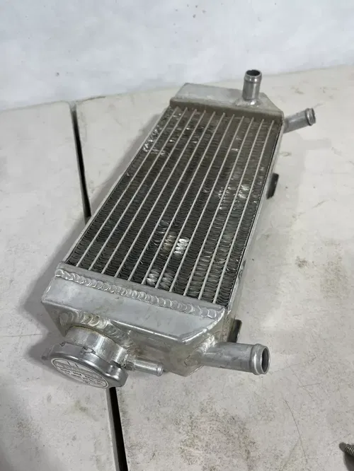2006 Honda Crf250r Crf250 Right Side Radiator OEM ( Fill Side Radiator Stock)