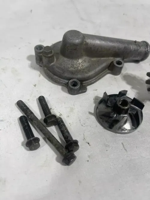 2005 05 Yamaha YZ250F YZ 250 F Engine Water Pump Impeller Shaft / Case Cover